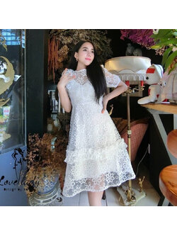 kudapy ชุดเดรสผ้าลูกไม้สีขาว ลายปักดอกไม้สีขาวทั้งชุด ซีทรูช่วงคอและแขน ผ้าดีมาก