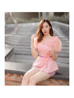 kudapy set ขาสั้นสีชมพู 2 ชิ้น เสื้อคอเหลี่ยม เนื้อผ้าซาร่าซิปหลัง ช่วงแขนแต่งผ้าแก้วลายจุด