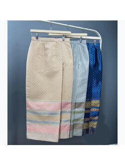 kudapy ผ้าถุงสำเร็จรูป ผ้าถุงทอลายสีทอง/สีเทา/สีน้ำเงินกรมท่า เกรดพรีเมี่ยมอัดกาว ซิปหลัง เย็บแบบ ทบผ้า ไม่เห็นหน้าขา