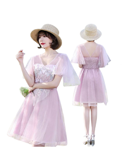 kudapy เดรสราตรีสั้นสีถั่วแดงกะปิ แขนคลุมไหล่ แต่งซีทรูปักผีเสื้อหน้าอก มุกลายดอกไม้ ซิบด้านข้างลำตัว