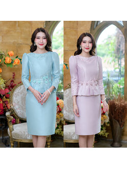 kudapy เดรสสั้นสีชมพูอ่อน/สีฟ้าอมเขียว ผ้าไหมแขนยาว แต่งดีเทลสวยหรูหรา ช่วงปลายแขนและช่วงคอเย็บแต่งลุกไม้ ช่วงเอวแต่งด้วยลูกไม้และดอกกุหลาบ สวยหวาน