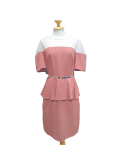 kudapy เดรสสั้นสีชมพูกะปิ ช่วงไหล่แต่งผ้าซีทรูโชว์เซ็กซี่ดูไกลๆเหมือนใส่ชุดเปิดไหล่