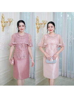 kudapy เดรสผ้าไหมดีไซน์คลุมไหล่ ปักลายราณีต คอกลมแต่ดอกไม้รอบคอ ลูกไม้ทอผสมเลื่อมชายเสื้อเป็นเชิงผ้าเล่นลายสวย ตัวกระโปรงเป็นงานผ้าไหมเนื้อเบา