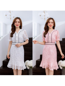 kudapy เดรสสีขาว/สีชมพูโอรส ผ้าญี่ปุ่นทอพิมพ์ลาย เนื้อผ้ามีเทคเจอร์ ทอเป็นดอก แต่งลูกไม้เส้นตัดขอบคอบเอวและอก แต่กระดุมมุก