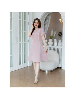 kudapy เดรสสั้นสีชมพู ผ้าญี่ปุ่นมีเทคเจอร์สวยมิติ มาในแพทเทิร์นสวยเรียบหรู มีดีเทลแต่งมุก ช่วงแขนเป็นผ้ามีกลิตเตอร์