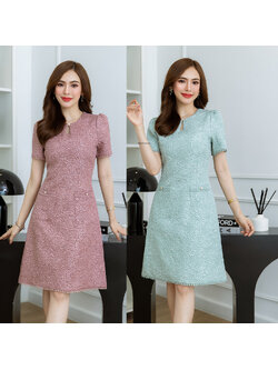 kudapy เดรสสั้นสีชมพูกลีบบัว/สีเขียวพาสเทล ผ้าแจ็คกาด แพทเทิร์นสวยเรียบหรู ช่วงคอดีไซน์หยดน้ำสวยลงตัว แต่งด้วยลูกไม้ชายแขนและชายกระโปรง