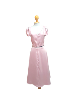 kudapy เดรสสั้นแขนกุดคอวีสีชมพู แต่งโบว์ที่ไหล่ทั้งสองข้าง เก็บเอวทรงสวยกระโปรงทรงบานงานมีซับในซิปหลัง(ไม่รวมเข็มขัด)