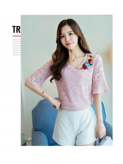 Kudapy เสื้อผ้าผูกไม้เนื้อดี เนื้อนิ่มสีชมพู คอวี หน้าอกด้านซ้ายข้างคอเสื้อแต่งด้วยผ้าปักดอกไม้หลากสี