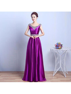 kudapy ชุดราตรียาวสีม่วง คอวี จับเดรปหน้าอก ปักเลือมช่วงอกและเอว