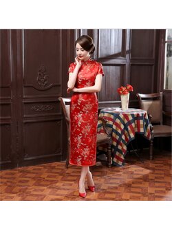 kudapy เดรสยาวกี่เพ้ายาวสีแดง ทอลายมังกรและนกฟีนิกซ์ คอจีน แขนสั้น มีซิบด้านข้างลำตัว ให้สวมใส่ง่าย แหวกที่ชายกระโปรงทั้ง 2 ข้าง