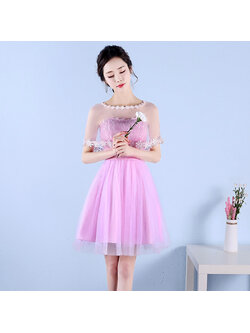 kudapy ชุดราตรีสั้นสีชมพู มีผ้าคลุมไหล่ ช่วงบนผ้าลูกไม้ ช่วงล่างเป็นผ้าซีทรู เอวสม็อคหลังยืดได้ตามตัว