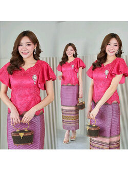 kudapy ชุดเซ็ทเสื้อผ้าลูกไม้สีชมพูเข้ม+ ผ้าถุงผ้าไหมแพรวากาฬสินทร์สำเร็จรูปอัดกาวอย่างดี