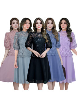 kudapy เดรสสั้นแขนกระดิ่งสีชมพูกะปิ,สีฟ้าคราม,สีดำ,สีม่วง,สีเทา ลูกไม้ปักเลื่อมดีไซน์ต่อกระโปรงชิฟฟ่อน ช่วงคอเสื้อดีไซน์คอคั้งด้วยเชิงผ้าลุกไม้ ทำให้ได้ลุคหรูหรามากๆ