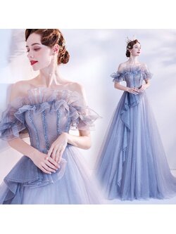 kudapy (พรีออเดอร์ 15-30 วัน) ชุดราตรียาวปาดไหล่ สีฟ้าครามแต่งระบายรอบอก จะจีบช่วงเอวแต่งเป็นเลเยอร์ทิ้งตัวลงมาตามชายกระโปรง ด้านหน้าอกจากเศษผ้าเป็นลายทางงานสวยตามแบบ