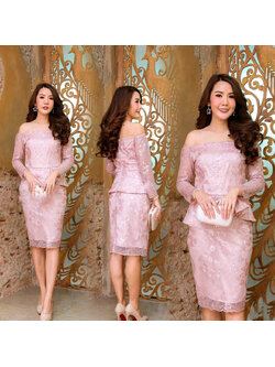 kudapy ชุดเดรสเปิดไหล่สีชมพู เอวระราย ผ้าปักเลื่อมกริดเตอร์กากเพชร แขนยาว ทรงเอเข้ารุป งานซับใน ซิบหลัง