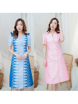 kudapy เดรสยาวคลุมเข่า เดรสผ้าไทยสีชมพู/สีฟ้า คอวีปก แต่งกระดุมหน้า ทรงสวยดูดีน่ารักมากค่ะ งานมีซับในซิบหลัง