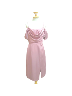 kudapy เดรสสั้นเปิดไหล่ทรงสายเดี่ยวสีชมพู มีผ้าปิดแขนโชว์เซ็กซี่ เพิ่มดีเทลด้านหน้าแต่งเลเยอร์เป็นชั้นตามแบบ