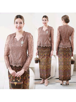 kudapy เซ็ตเสื้อลูกไม้ใยบวบสีน้ำตาล คอแต่งดาวสามแฉก แขนยาว + ผ้าถุงทอลายสีโทนน้ำตาลม่วง ผ้าถุงเย็บสำเร็จเก็บทรงสวยมากค่ะ