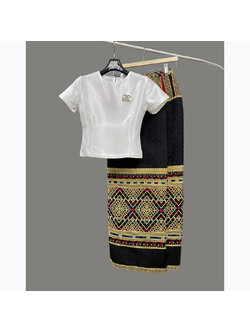 kudapy เซทเสื้อคอกลมแขนสั้นสีขาวมุข+ผ้าทอลายสีดำ งานผ้าไหมญี่ปุ่นอัดกาว ผ้าถุงสำเร็จรูป เกรดพรีเมี่ยมอัดกาว ซิปหลัง