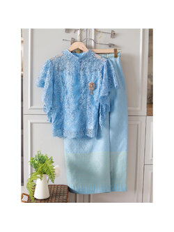 kudapy set 2 ชิ้น ชุดเซตสีฟ้าไปงานแต่ง เสื้อลูกไม้ใยบวบปักเลื่อม+ผ้าถุงทอลาย ซิปหลัง มีซับทั้งตัว แขนระบาย คอปีน