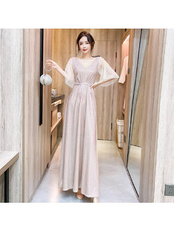 kudapy ชุดราตรียาวสีชมพูอ่อน ผ้ากลิสเตอร์ หน้าอกเสื้อแต่งด้วยผ้ามุ้งสีครีมเป็นตัววี ประดับดิ้นสีทองที่อกเสื้อติดกับผ้ามุ้ง