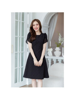 kudapy เดรสผ้าญี่ปุ่นมีเทคเจอร์สวยมิติ ดีเทลแต่งมุก ยาวลงมาเป็นกระเป๋าหน้า ช่วงแขนเป็นผ้ามีกลิตเตอร์เย็บเป็นแขวนไขว้