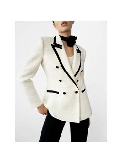 kudapy เสื้อสูทสีขาว Blazer ผ้าสั่งทอพิเศษเนื้ออย่างดี เป็นทรง over size นะคะ ซับในทั้งตัว กระเป๋าจริง ใส่ได้ทุกโอกาสจริงค่ะรุ่นนี้