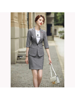 kudapy ชุดสูททำงานผู้หญิงสีเทา แขนสามส่วนพร้อมกระโปรง จุดเด่นของชุดนี้คือสีชุดเน้นความสุภาพเรียบง่าย ตัวเสื้อสูทกระชับเข้ารูป
