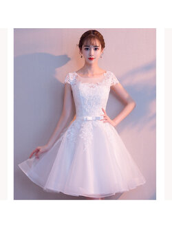 kudapy เดรสสั้นสีขาว แขนสั้น สวยหวาน กระโปรงตาข่าย ตัวชุดลูกไม้&แต่งโบว์ช่วงเอว (ซิปหลัง)