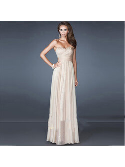 kudapy ชุดราตรียาว สีครีม เกาะอก ตัวชุดสวยหรู แต่งเลื่อมทั้งชุด ผ้าด้านนอกเป็นผ้าชีฟอง