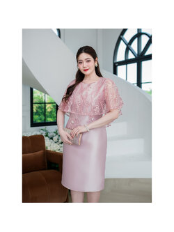 kudapyเดรสสั้นสีชมพูอ่อน ผ้าไหมงานดีไซน์คลุมไหล่ด้วยผ้าลูกไม้ปักลายแต่งเลื่อม ใส่สวยพรางต้นแขนได้อย่างดี