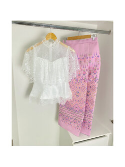 kudapy เซตเสื้อไปงาน ชุดไปงานแต่ง เสื้อลูกไม้สีขาว + กระโปรงผ้าถุงสีชมพูม่วง พิมพ์ลายตามแบบ