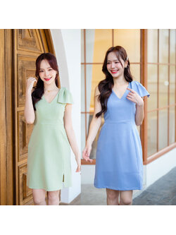 kudapy เดรสสั้นสีเขียวมัทฉะ/สีฟ้าคราม เป็นแขนกุดคอวี แต่งโบว์เพิ่มความหวานที่ไหล่ด้านซ้าย กระโปรงทรงเอ ผ่าด้านหน้า