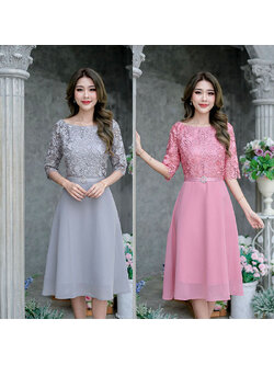 kudapy เดรสสั้นสีชมพู/สีเทา ลูกไม้เงาทรงแขนศอก ด้านบนเป็นผ้าลูกไม้เงาเนื้อดี ช่วงกระโปรงเป็นผ้าชิฟฟ่อนพริ้วๆ ทรงบานเล็กน้อยกำลังสวย