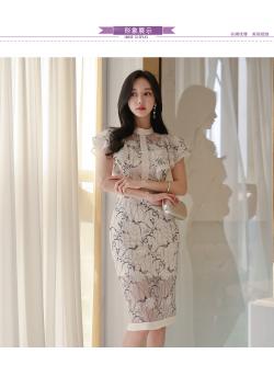 ชุดเดรสผ้าลูกไม้สีครีม ตัวผ้าลูกไม้ลายดอกไม้เดินขอบเส้นสีดำ