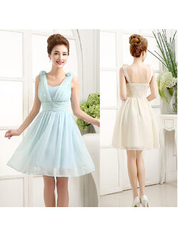 kudapy ชุดเดรสสั้นไปงานแต่ง สีเขียวมิ้นทิ์/สีครีม เดรสแขนกุด กระโปรงบาน เอวเข้ารูป แต่งดอกบนไหล่ทั้งสองข้าง