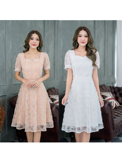 kudapy เดรสสั้นสีขาว/สีน้ำตาลทองอ่อน ผ้านุ่มฟูลายดอกไม้ ผ้าตาข่ายลายนูนฟู ลายดอกไม้ รอบดอกไม้ตกแต่งด้วยเลื่อมใสๆรอบดอกไม้