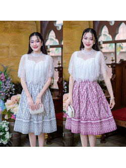 kudapy เดรสสั้นสีชมพูม่วง/สีเทา ลายไทยลูกไม้ฝรั่งเศส ดีไซน์คลุมไหล่ระบายยังคงความเป็นไทย กระโปรงบานจับจีบทวิสสวยบาน กระโปรงก็พิมพ์ลาย