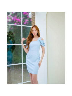 kudapy เดรสสั้นสีฟ้า ตัวนี้เริ่ดมากเพราะใส่ได้ 2 แบบ ใส่เป็นแบบ เว้าไหล่ จะมีสายเดี่ยวเส้นใหญ่ คล้องปิดต้นแขนด้วยผ้าจับเดรปที่แขน