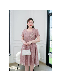 kudapy เดรสผ้าลูกไม้กลิตเตอร์ สไตล์หวานๆ มีกลิตเตอร์ทั้งชุด เอวต่อกระโปรงบาน ช่วงบนเป็นงานคอเหลี่ยม แต่งดอกไม้ประดับที่อก