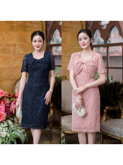 kudapy เดรสสั้นสีกรม/สีชมพูหม่น ผ้าลูกไม้เนื้อนิ่ม แขนสั้นช่วงอกแต่งเย็บผ้าเป็นโบว์อันใหญ่ ชายกระโปรงตกแต่งคาดด้วยลูกไม้เพิ่ม