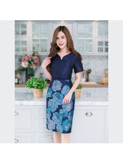 kudapy เดรสสั้นคอวีผ้าทอดิ้นทองสีกรมท่าอย่างดี สวยหรูมีมิติ ทอลายกุหลาบลายนูน ผ้ามีความเงาคล้ายไหมสวยมาก