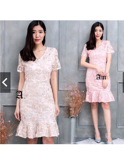 kudapy เดรสสั้นผ้าลูกไม้สีครีมเบจ/สีชมพูโอรส แขนสั้น คอวี กระโปรงระบายชาย ผ้าปักเลื่อมและริบบิ้น มีซับในในตัว ซิบซ่อนด้านหลัง