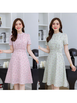 kudapy เดรสสั้นสีชมพู/สีเขียวพาสเทล ชีฟองลายดอก โทนสีหวานละมุนพาสเทลพาสใจ แต่แฝงด้วยความหรู ช่วงคอสูง เย็บจับจีบช่วงคอและเอวดูมีเลเยอร์