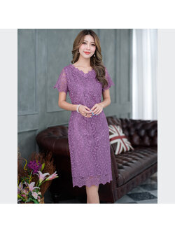 kudapy เดรสไปงานผ้าลูกไม้เงาทอลายผสมเลื่อมสีม่วง เนื้อผ้าสวยหรูดูแพงมากๆค่ะ ดีไซน์ทรงตรงสวยใส่ง่าย คอวีทำให้ดูไม่อ้วนตัน