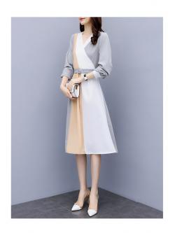 kudapy เดรสใส่ทำงาน ผ้าโพลีเอสเตอร์ผสมสีเทาแขนยาว ด้านหน้าตัวชุดเย็บตัดต่อกับผ้าสีขาวและครีม