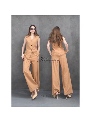 kudapy ชุดเซ็ทสีกากี เซ็ทเสื้อแขนกุด แต่งกระดุมลายกระ แต่งกระเป๋าล้วงได้2ข้างด้านหน้า มาพร้อมกางเกงขากระบอกเข้าชุดกัน