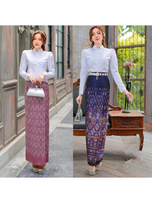 kudapy เสื้อคอตตอนปักฉลุสีขาว ทรงจิตรลดาบ่ายกจีบยอดฮิต อัดกาวช่วงตัว กระดุมหน้า ผ้าถุงสำเร็จรูป เกรดพรีเมี่ยมอัดกาว ซิปหลัง