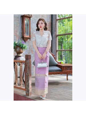 kudapy ชุดเซทเสื้อลูกไม้คอวี ทรงสวยเข้ารูปซับในด้วยผ้าไหมอิตาลีอัดกาว ์ผ้าถุงไหมแพรทิพย์ทอเครื่องลายการบิน สำเร็จรูป ซิปหลัง