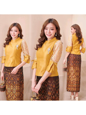 kudapy เซ็ทเสื้อสีเหลืองทอง ผ้าไหมแต่งแขนลายลูกไม้มีเชื่่อผูกตรงแขน +ผ้าถุงสีน้ำตาล ผ้าไหมแพรวากาฬสินธุ์ตัดสำเร็จ